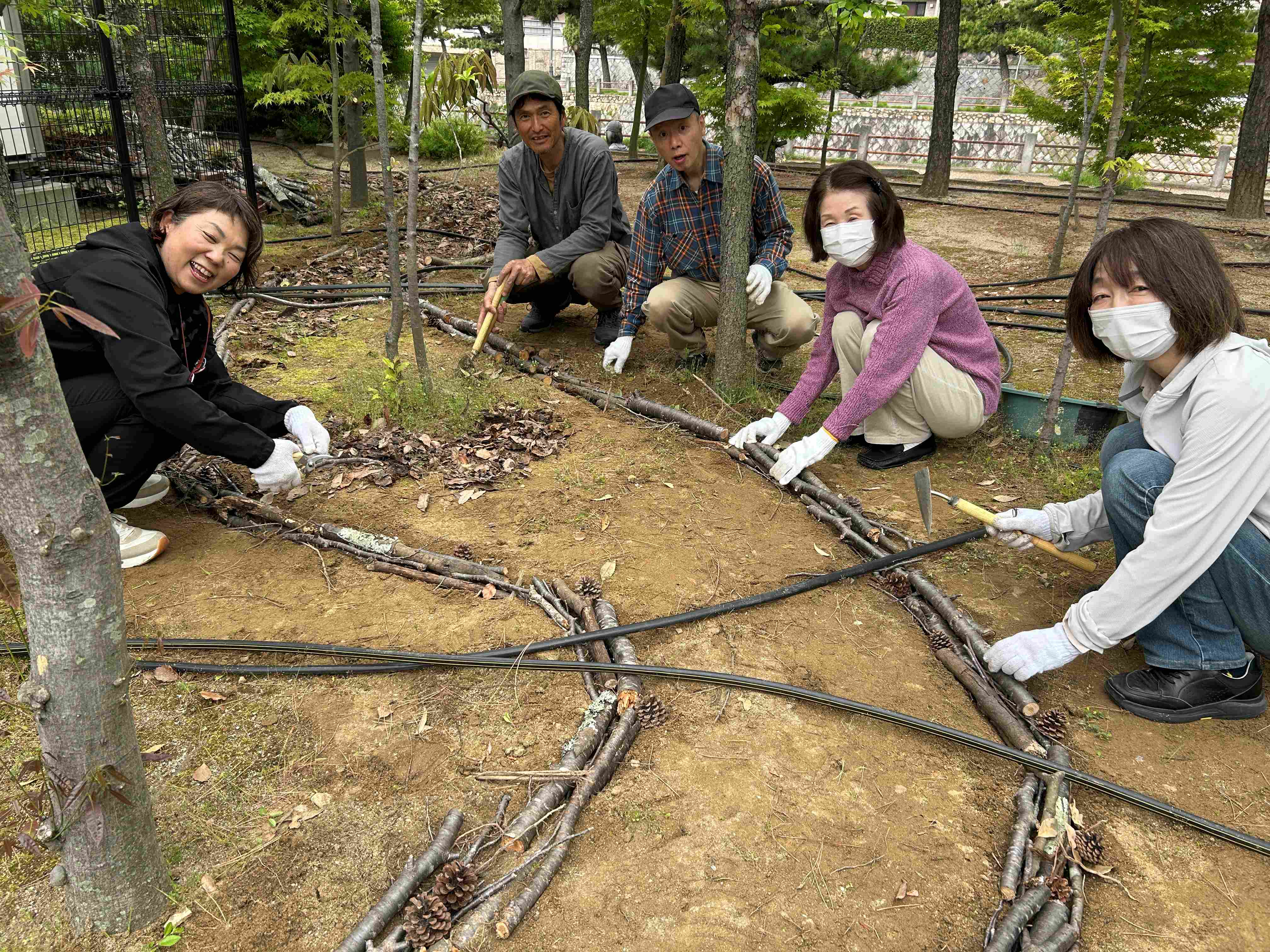 枯葉で道づくり